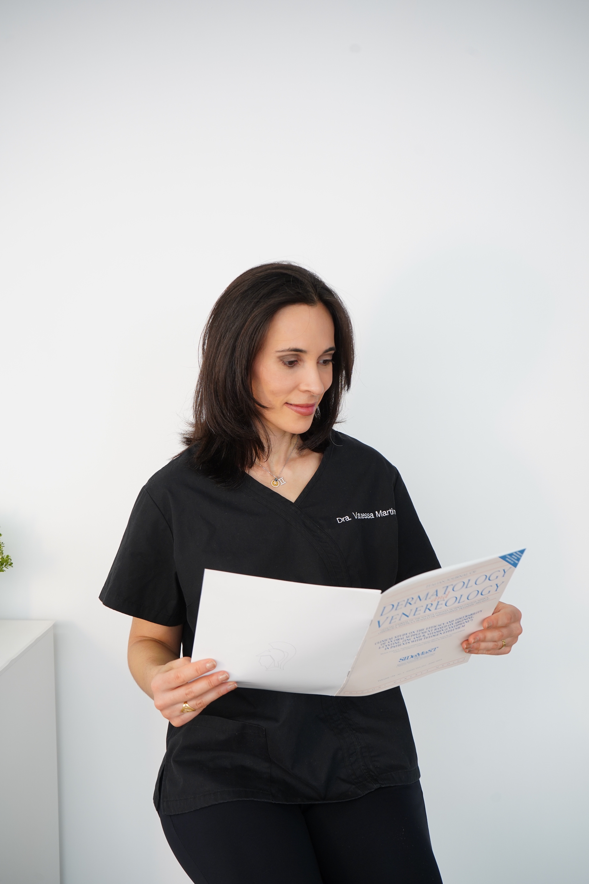 Dra. Vanessa Martins a ler uma publicação de Dermatologia