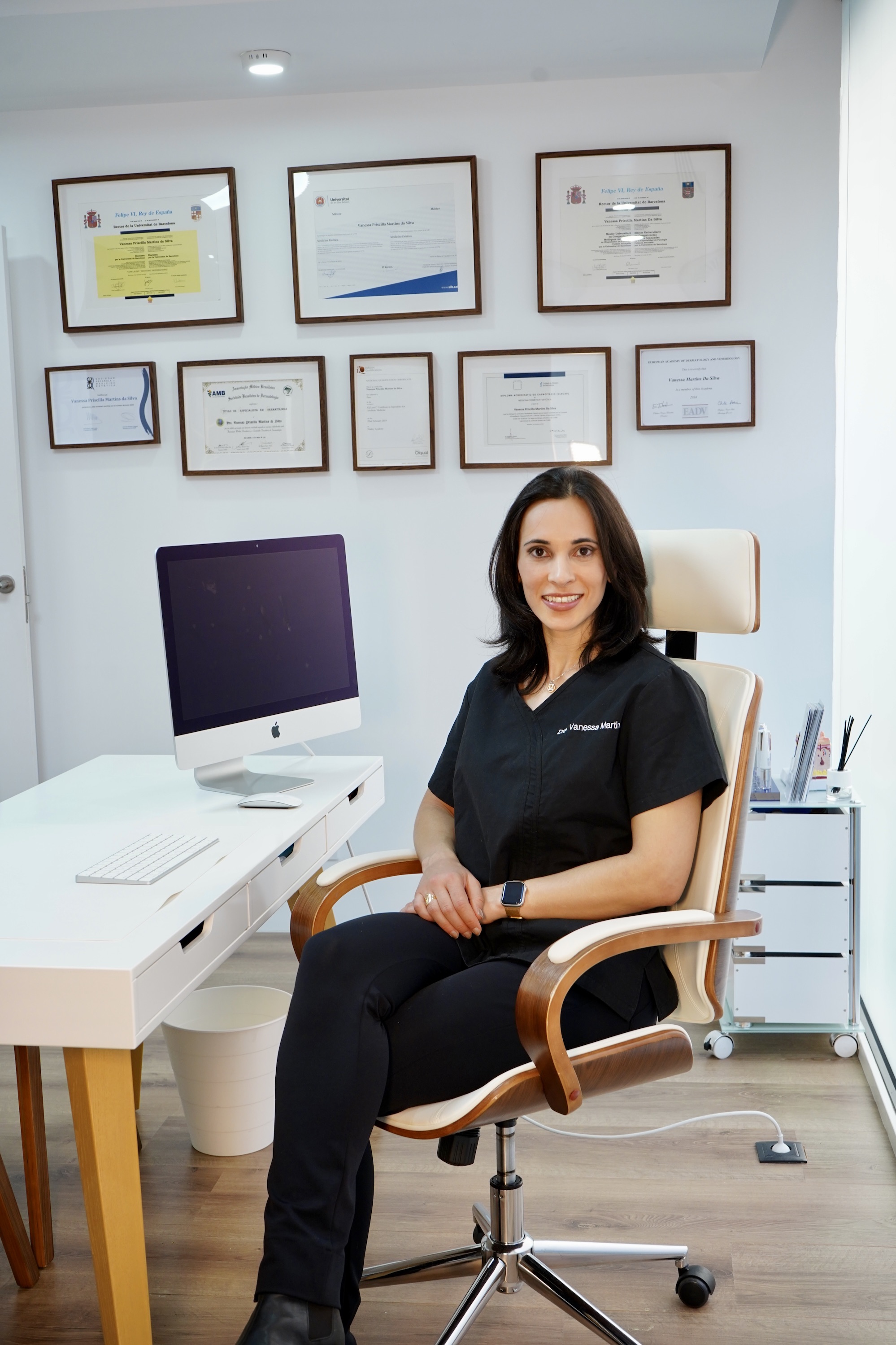 Dra. Vanessa Martins no seu consultório em Barcelona